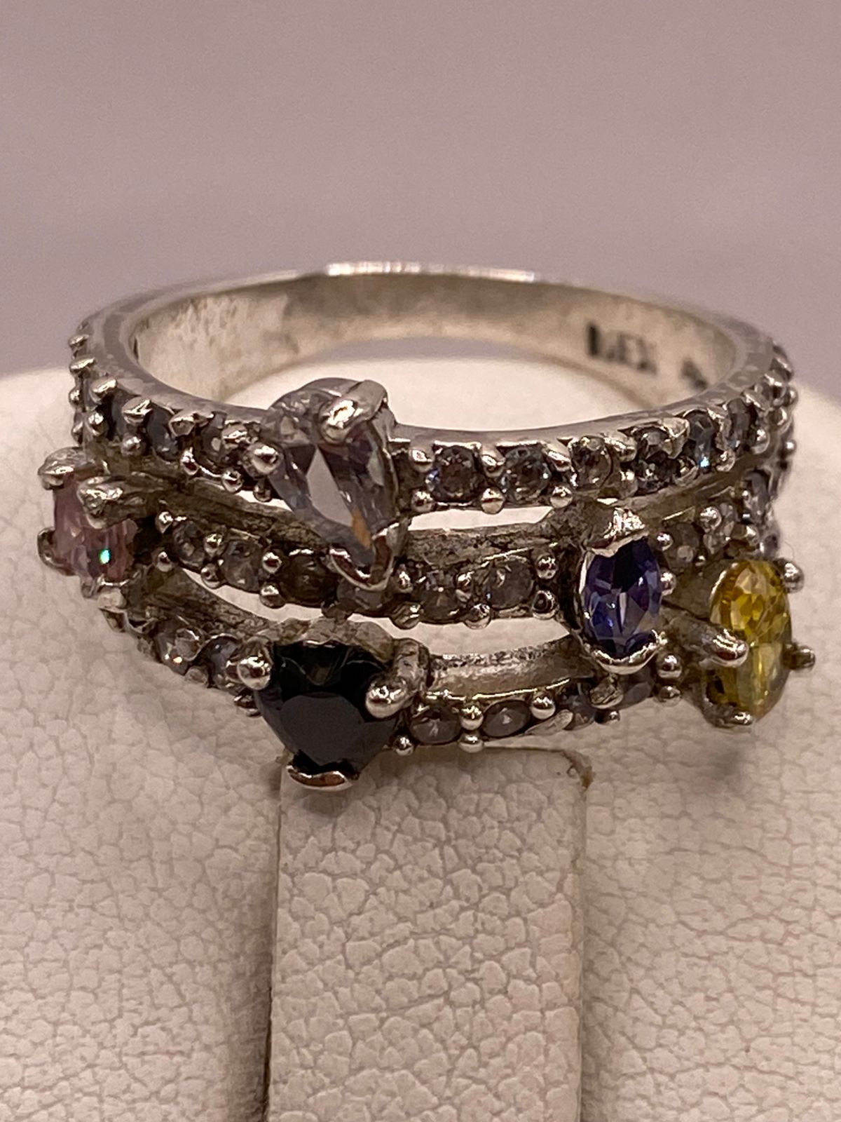 Anillo Multicolor con Zirconias en Plata Ley 925, sello de autenticidad Plata Ley .925