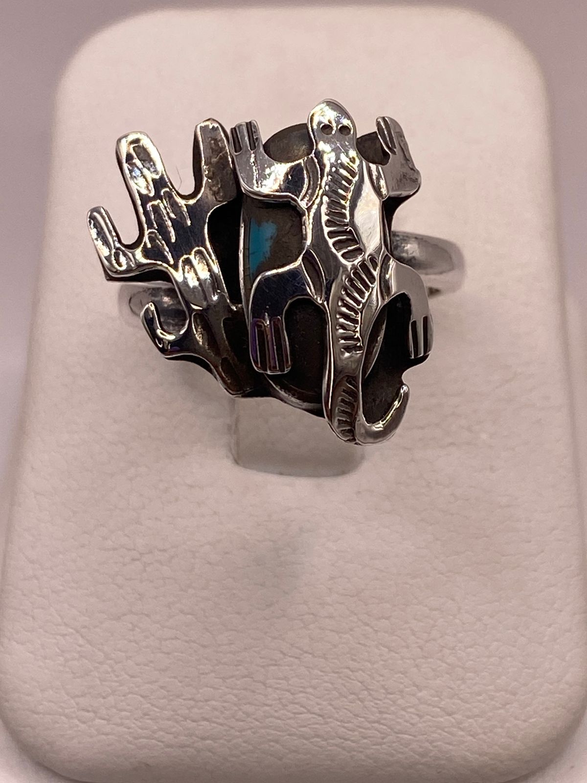 Anillo Navajo de Plata Ley 925 con Turquesa Natural en báscula mostrando peso
