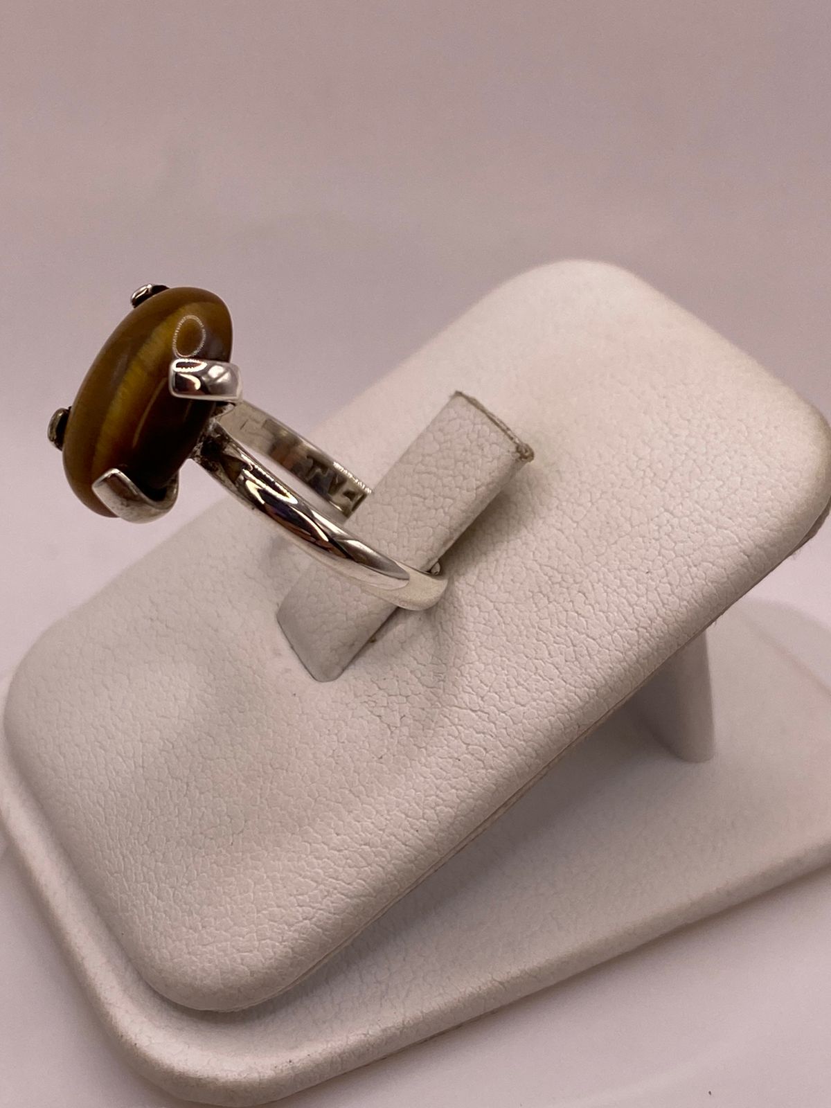Anillo con Ojo de Tigre de Plata Ley 925, vista lateral