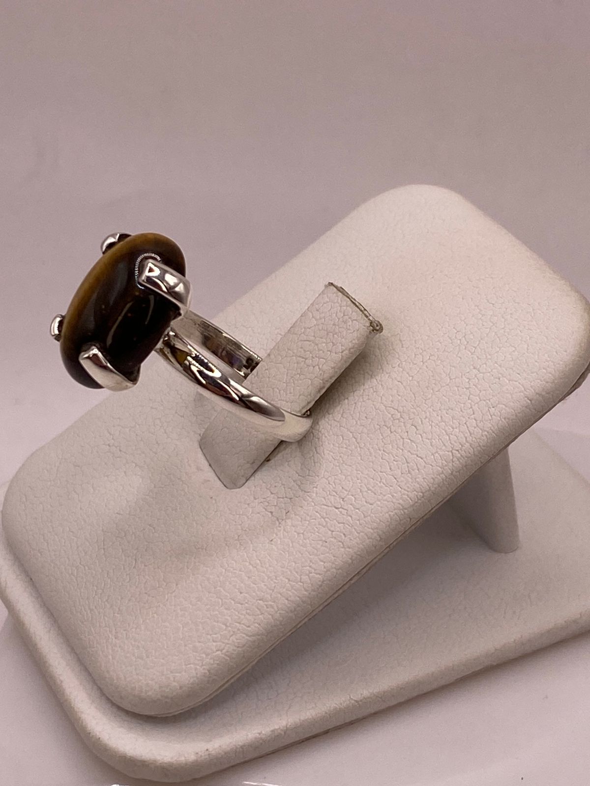 Anillo con Ojo de Tigre de Plata Ley 925, vista lateral