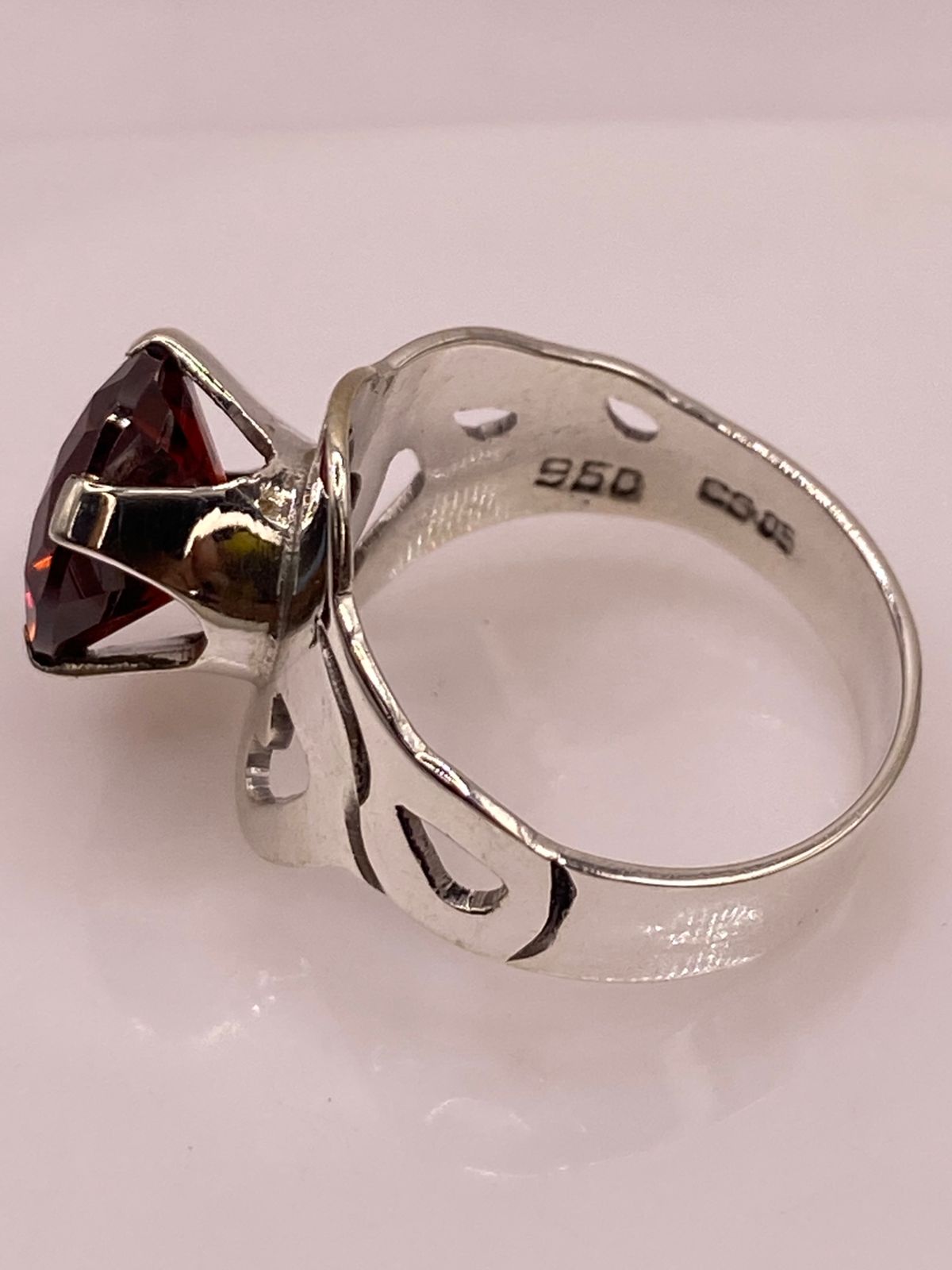 Anillo Ondulado de Plata Ley 925 con Zirconia Roja, sello de autenticidad Plata Ley .925