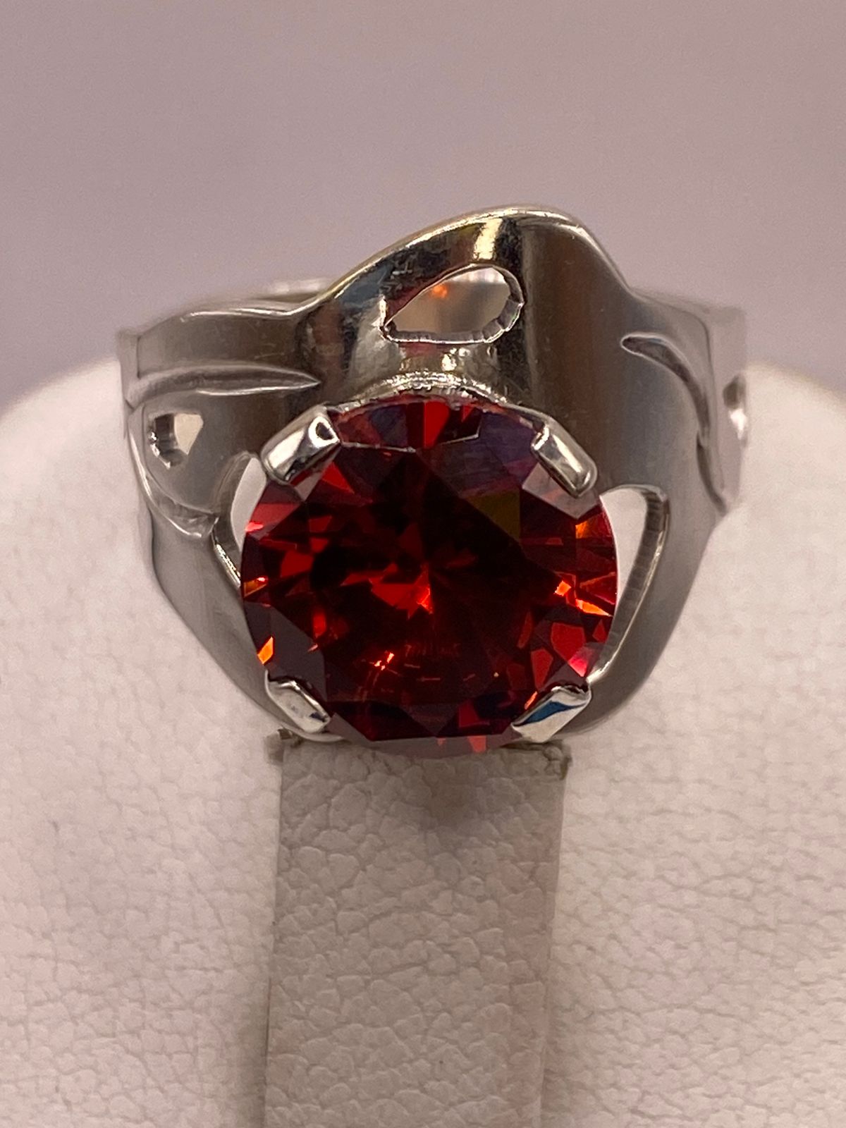 Anillo Ondulado de Plata Ley 925 con Zirconia Roja, vista de detalle