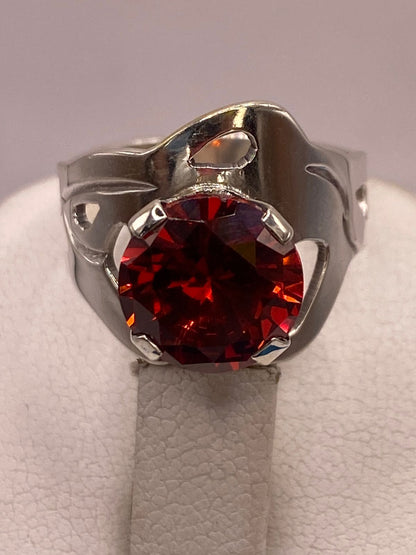 Anillo Ondulado de Plata Ley 925 con Zirconia Roja, vista de detalle