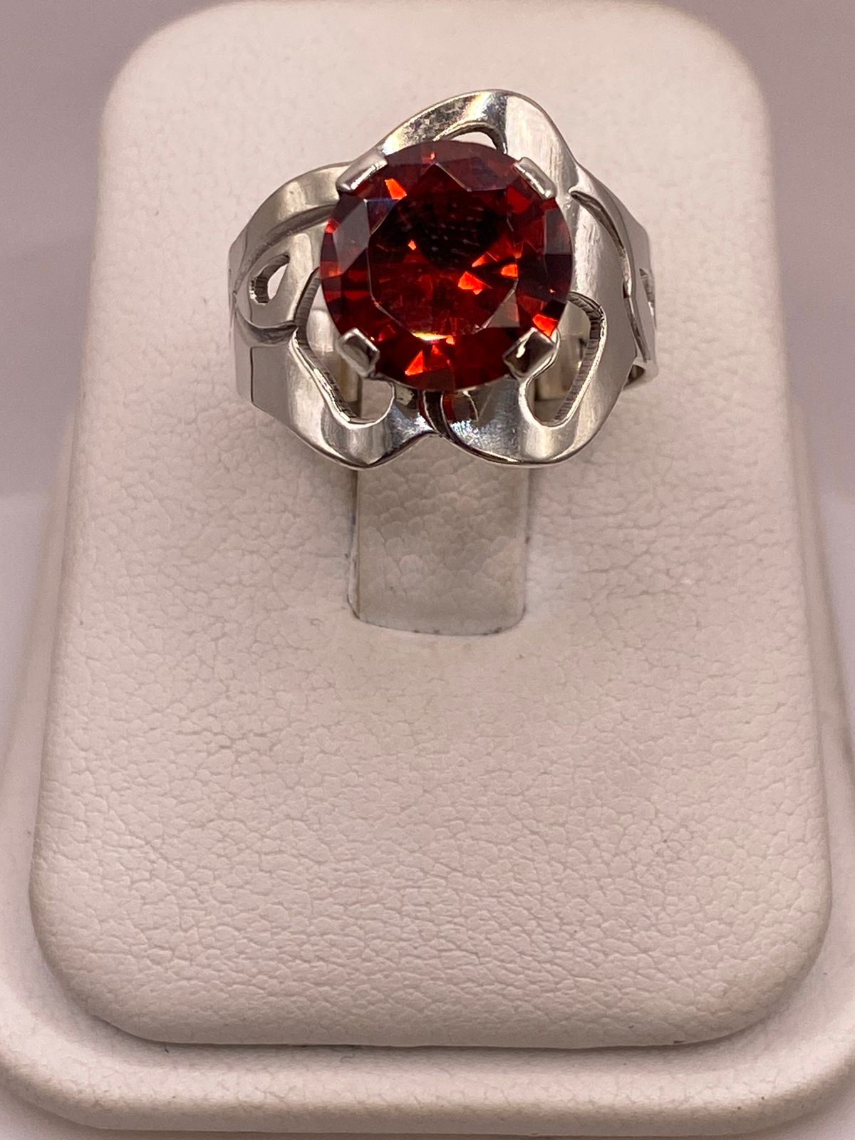 Anillo Ondulado de Plata Ley 925 con Zirconia Roja — ángulo diagonal