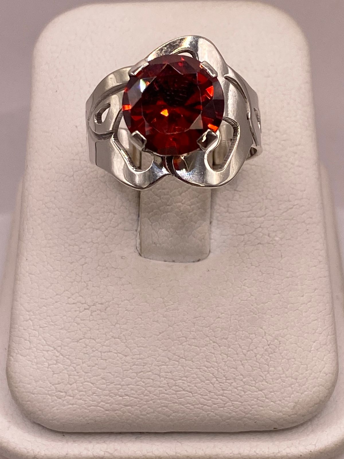 Anillo Ondulado de Plata Ley 925 con Zirconia Roja, vista lateral