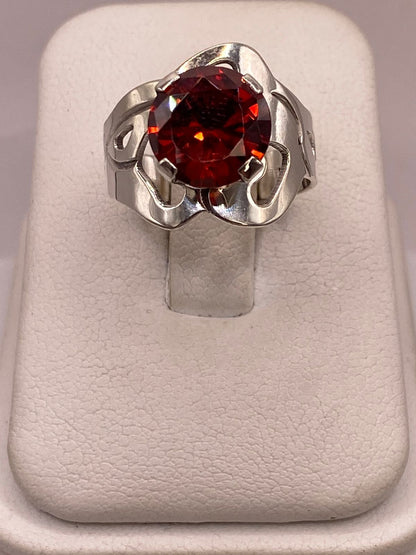 Anillo Ondulado de Plata Ley 925 con Zirconia Roja, vista lateral