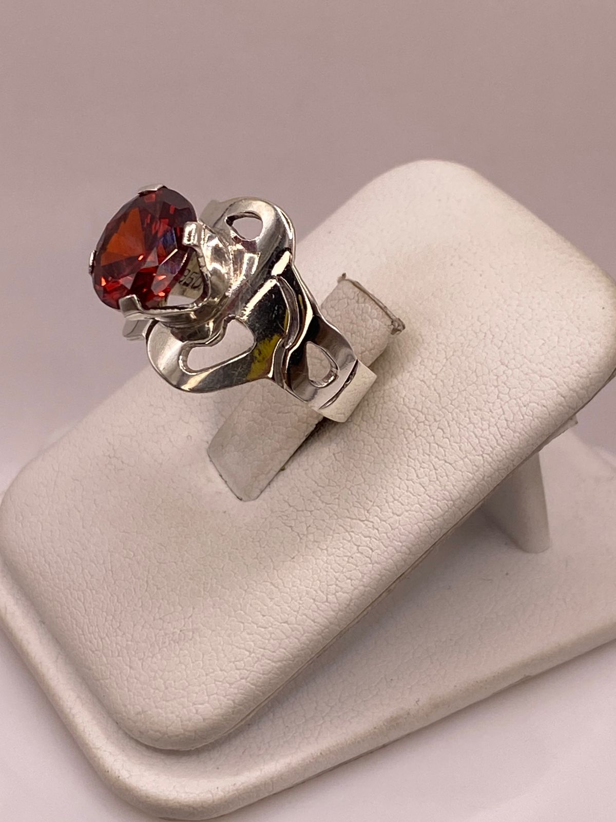 Anillo Ondulado de Plata Ley 925 con Zirconia Roja, vista frontal