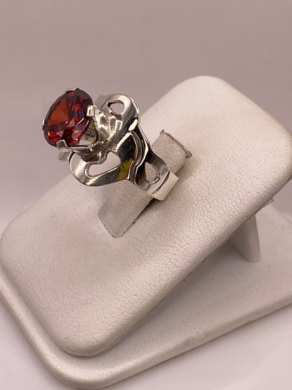 Anillo Ondulado de Plata Ley 925 con Zirconia Roja, vista frontal