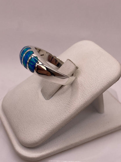 Anillo de Ópalo Azul y Verde con Diseño Curvo en Plata Ley 950, vista lateral
