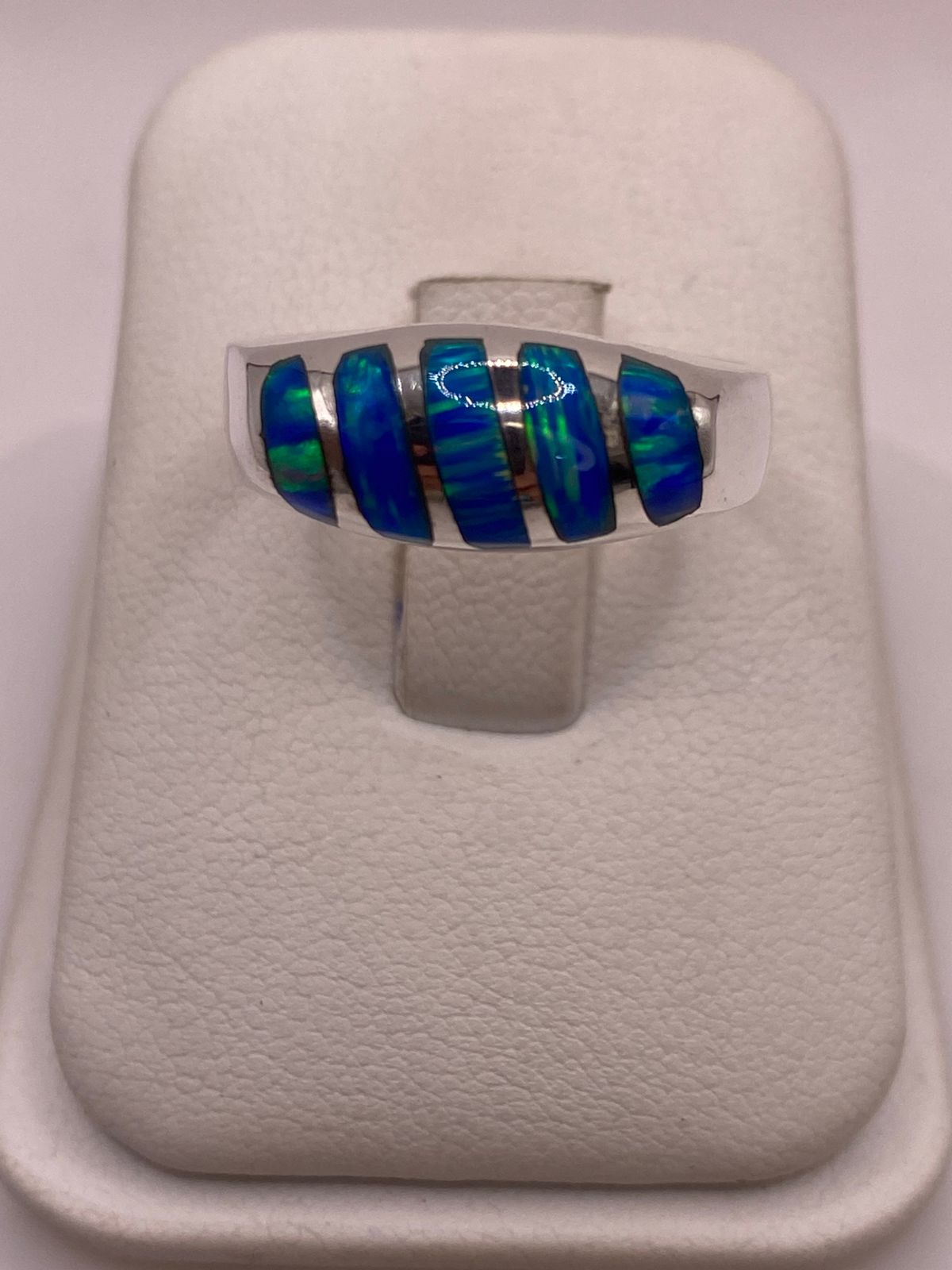 Anillo de Ópalo Azul y Verde con Diseño Curvo en Plata Ley 950, vista frontal