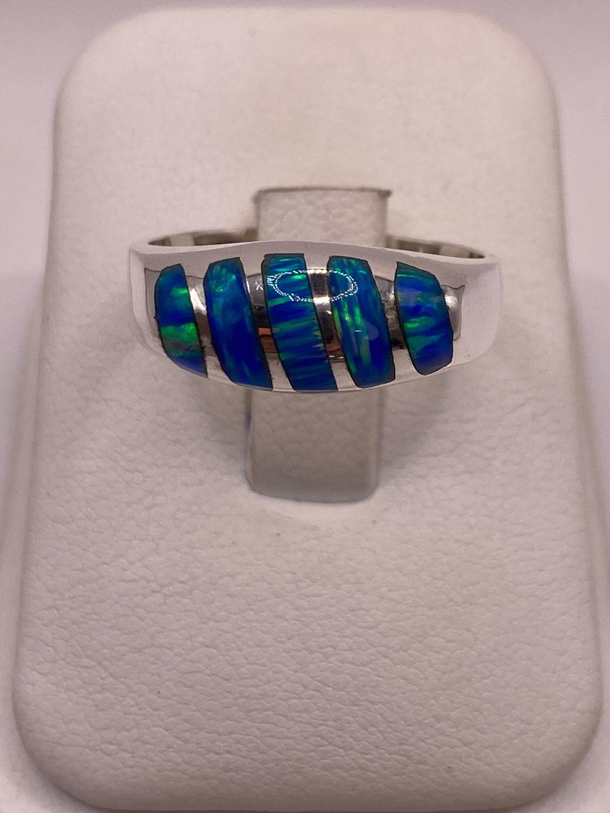 Anillo de Ópalo Azul y Verde con Diseño Curvo en Plata Ley 950 — ángulo diagonal