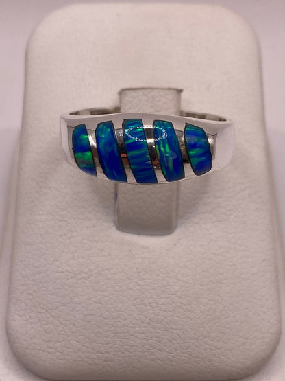 Anillo de Ópalo Azul y Verde con Diseño Curvo en Plata Ley 950 — ángulo diagonal