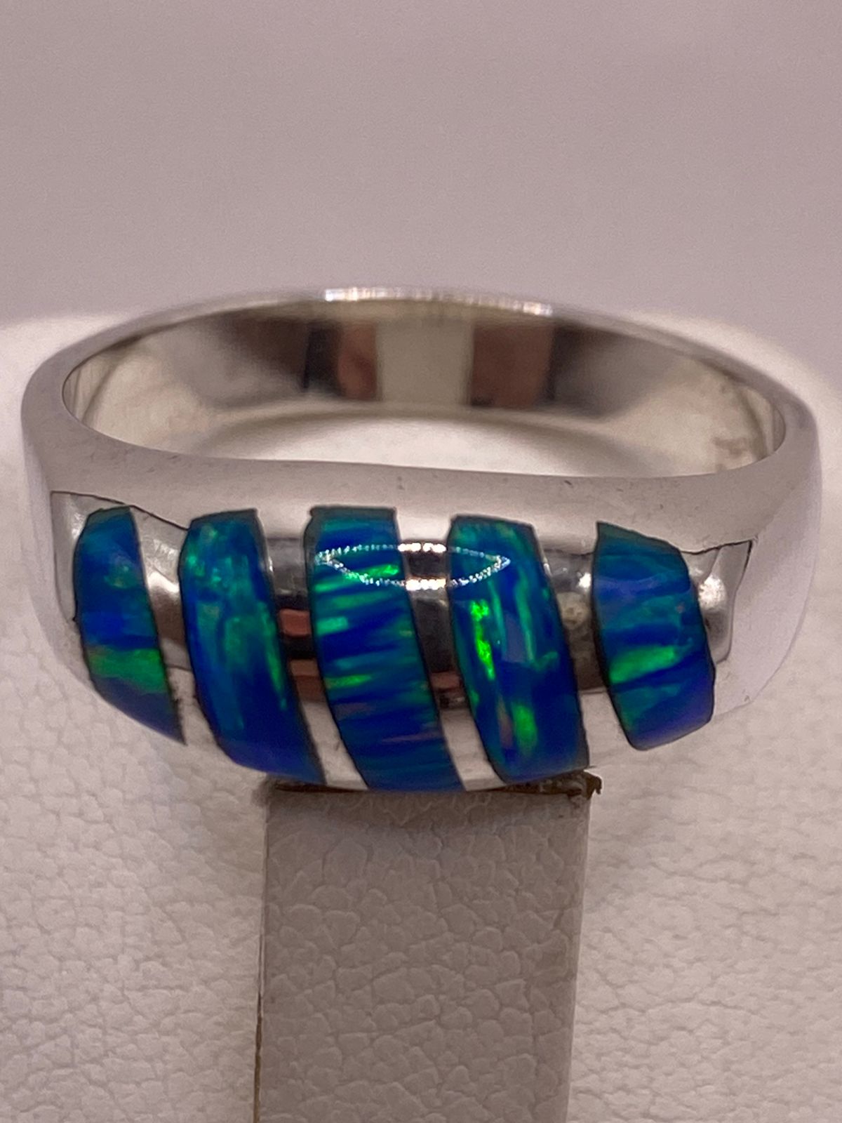 Anillo de Ópalo Azul y Verde con Diseño Curvo en Plata Ley 950, sello de autenticidad Plata Ley .925