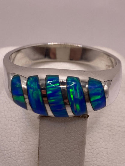 Anillo de Ópalo Azul y Verde con Diseño Curvo en Plata Ley 950, sello de autenticidad Plata Ley .925