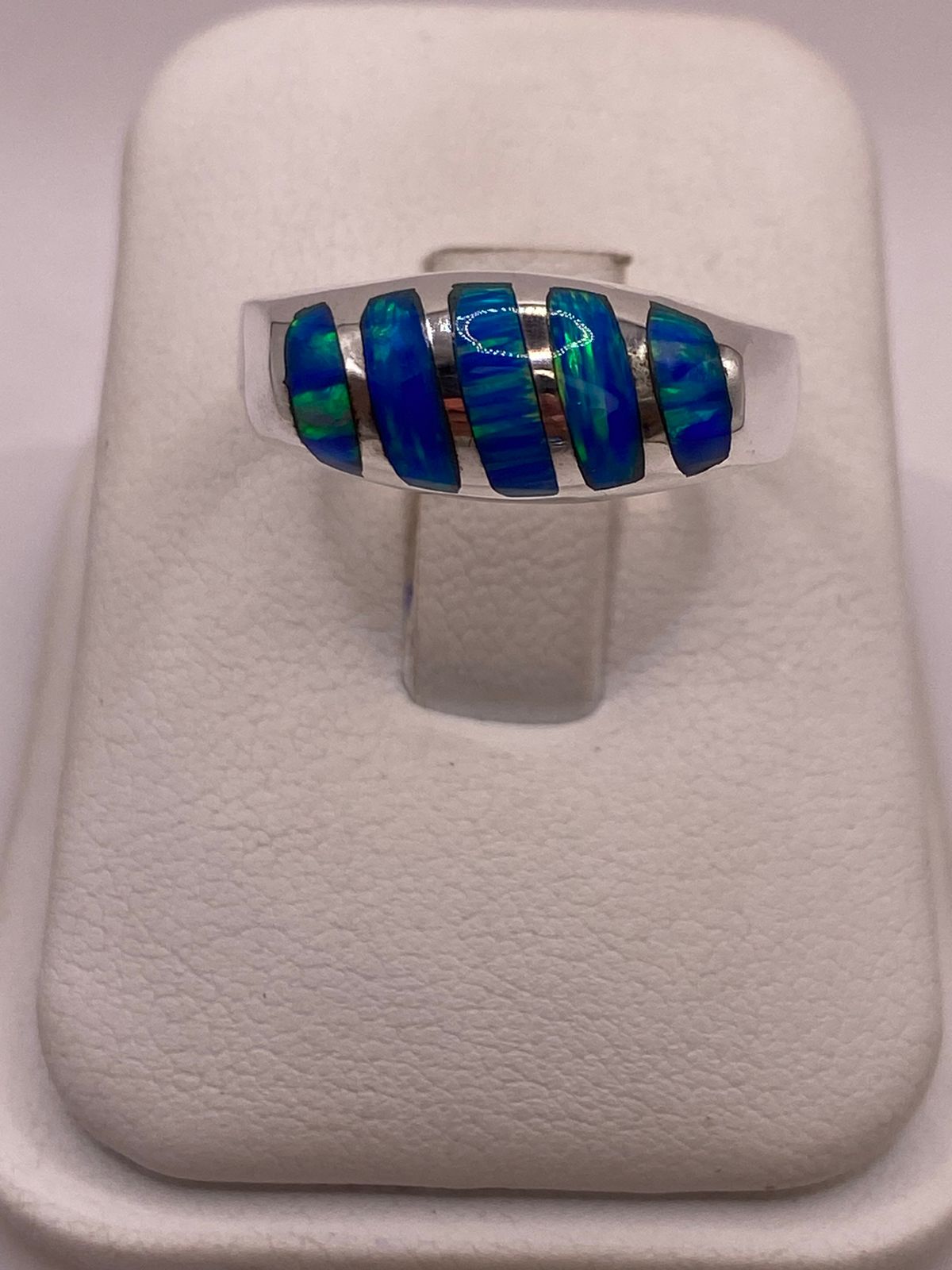 Anillo de Ópalo Azul y Verde con Diseño Curvo en Plata Ley 950, vista de detalle