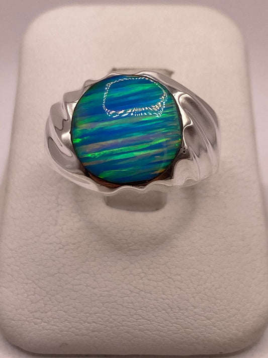 Anillo con Ópalo de Fuego Azul Celeste Iridiscente en Plata Ley .950 — ángulo diagonal