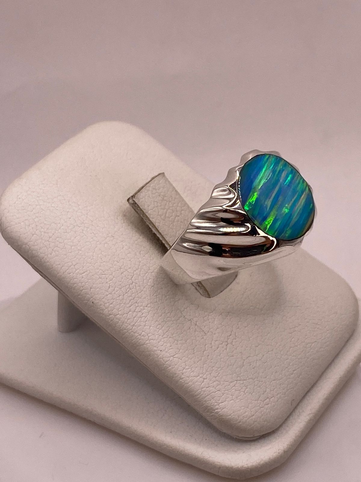 Anillo con Ópalo de Fuego Azul Celeste Iridiscente en Plata Ley .950, vista lateral