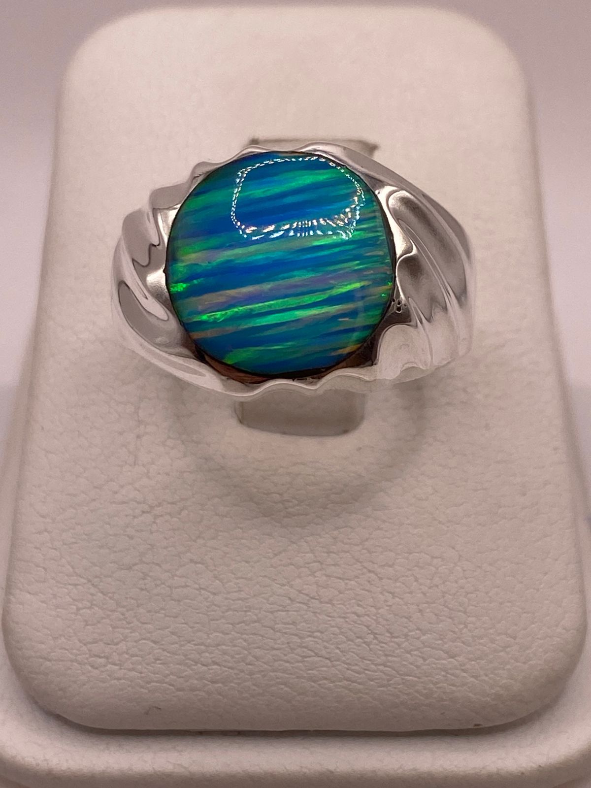Anillo con Ópalo de Fuego Azul Celeste Iridiscente en Plata Ley .950, vista frontal