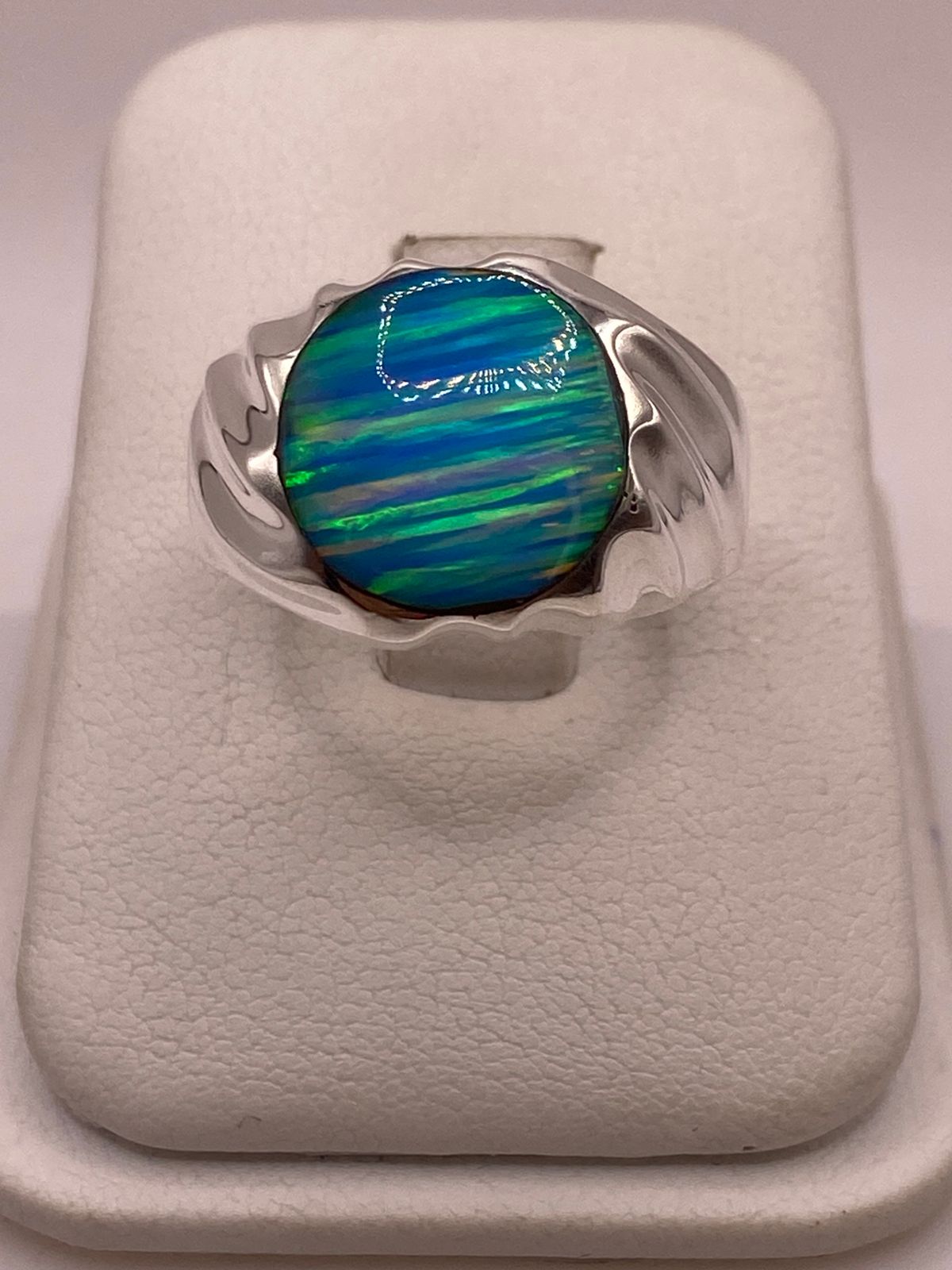 Anillo con Ópalo de Fuego Azul Celeste Iridiscente en Plata Ley .950, vista de detalle