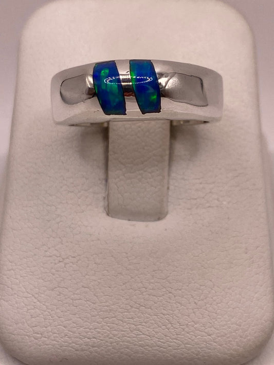 Anillo con Ópalo de Fuego Azul con Destellos Verdes Iridiscentes en Plata Ley .925 — vista lateral