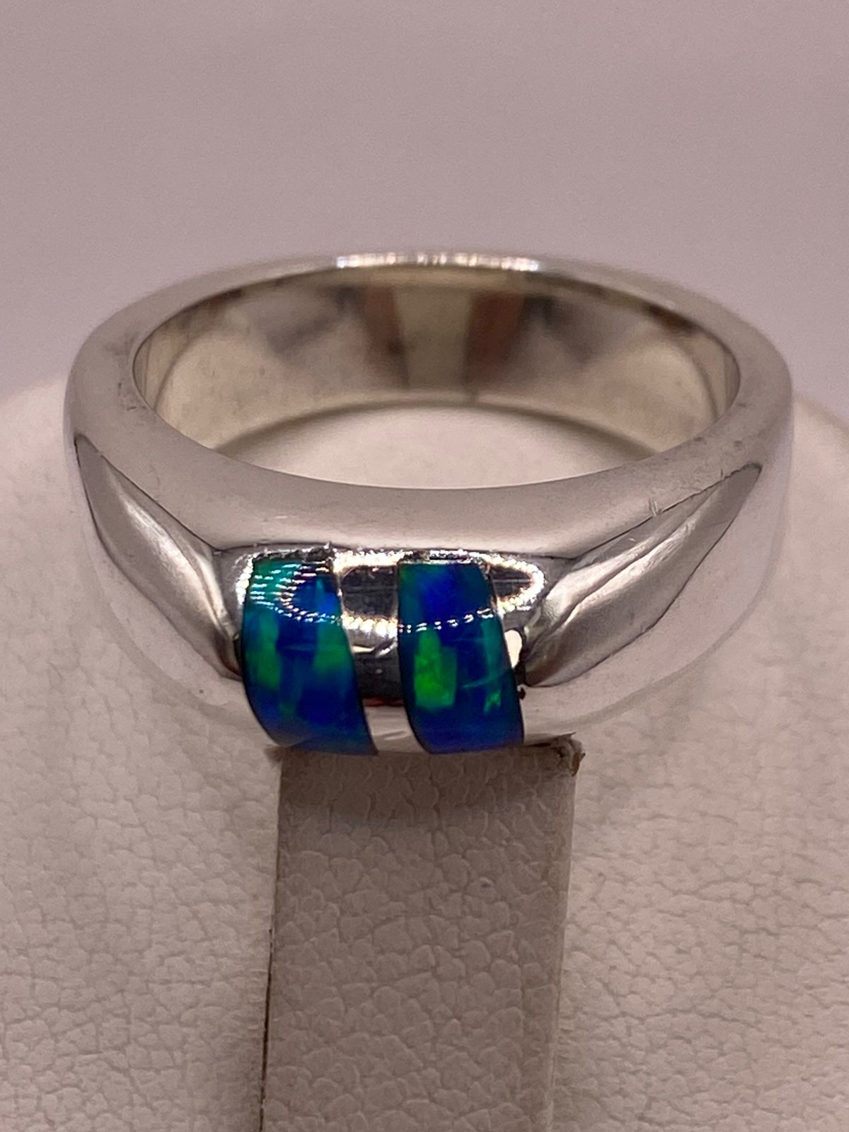 Anillo con Ópalo de Fuego Azul con Destellos Verdes Iridiscentes en Plata Ley .925, sello de autenticidad Plata Ley .925