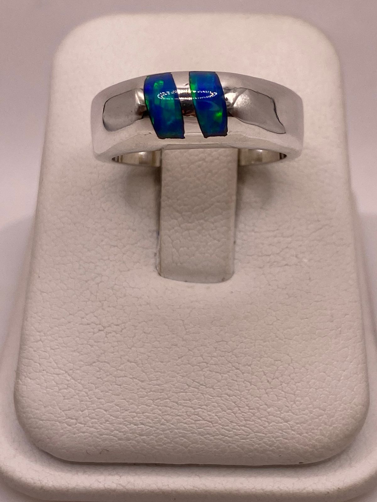 Anillo con Ópalo de Fuego Azul con Destellos Verdes Iridiscentes en Plata Ley .925, vista lateral