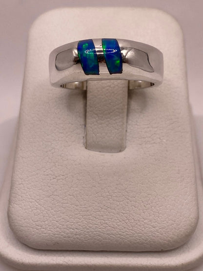 Anillo con Ópalo de Fuego Azul con Destellos Verdes Iridiscentes en Plata Ley .925, vista lateral
