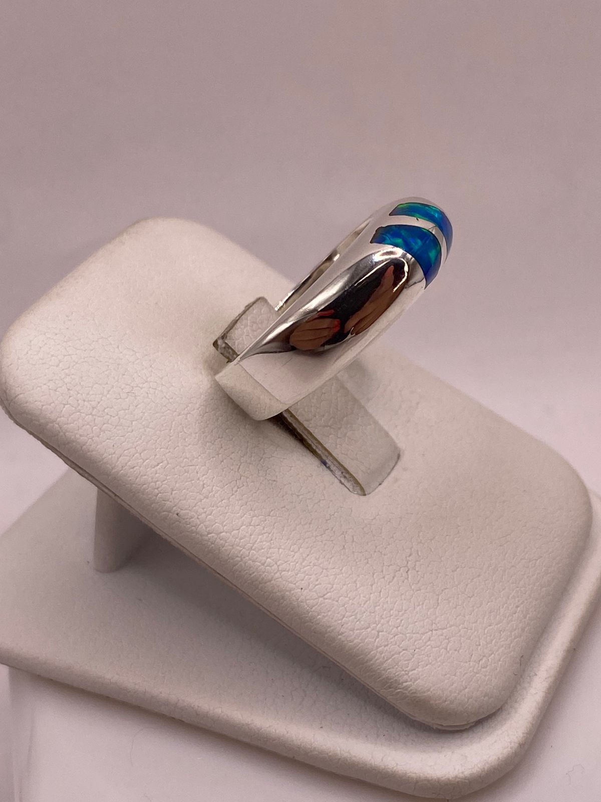 Anillo con Ópalo de Fuego Azul con Destellos Verdes Iridiscentes en Plata Ley .925, vista frontal