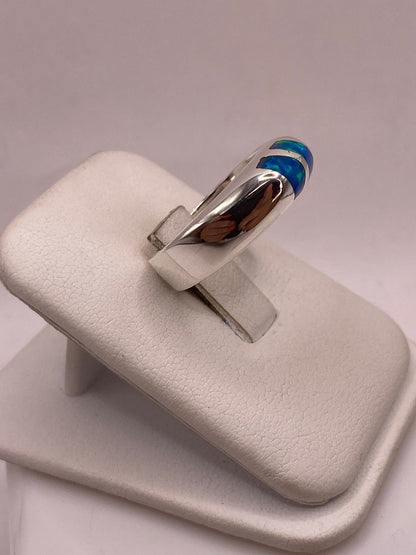 Anillo con Ópalo de Fuego Azul con Destellos Verdes Iridiscentes en Plata Ley .925, vista frontal