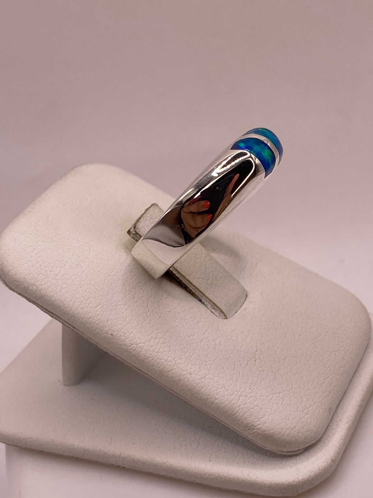 Anillo de Ópalo de Fuego Azul con Destellos Verdes Iridiscentes en Plata Ley .925, vista lateral