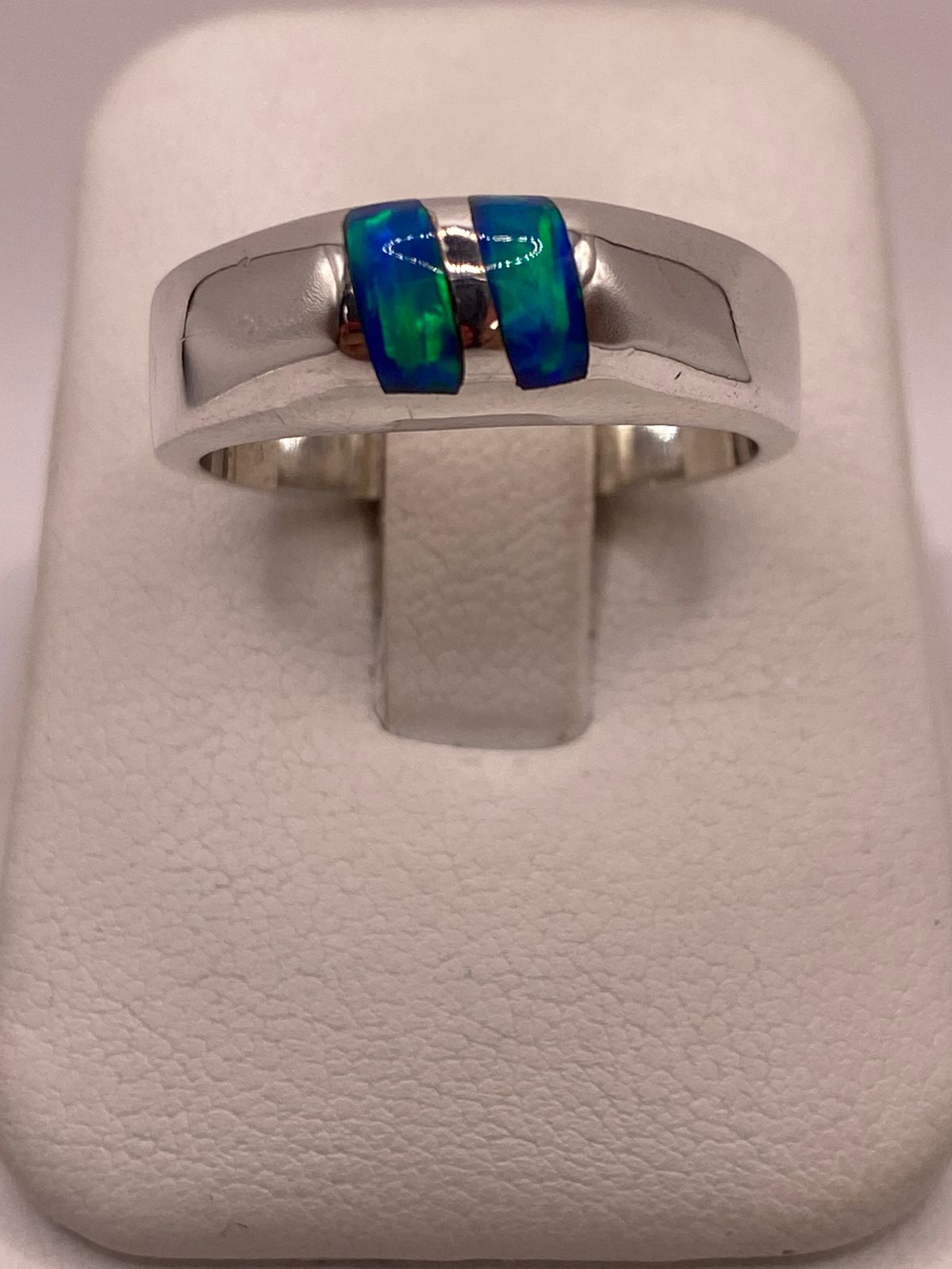 Anillo de Ópalo de Fuego Azul con Destellos Verdes Iridiscentes en Plata Ley .925, vista frontal