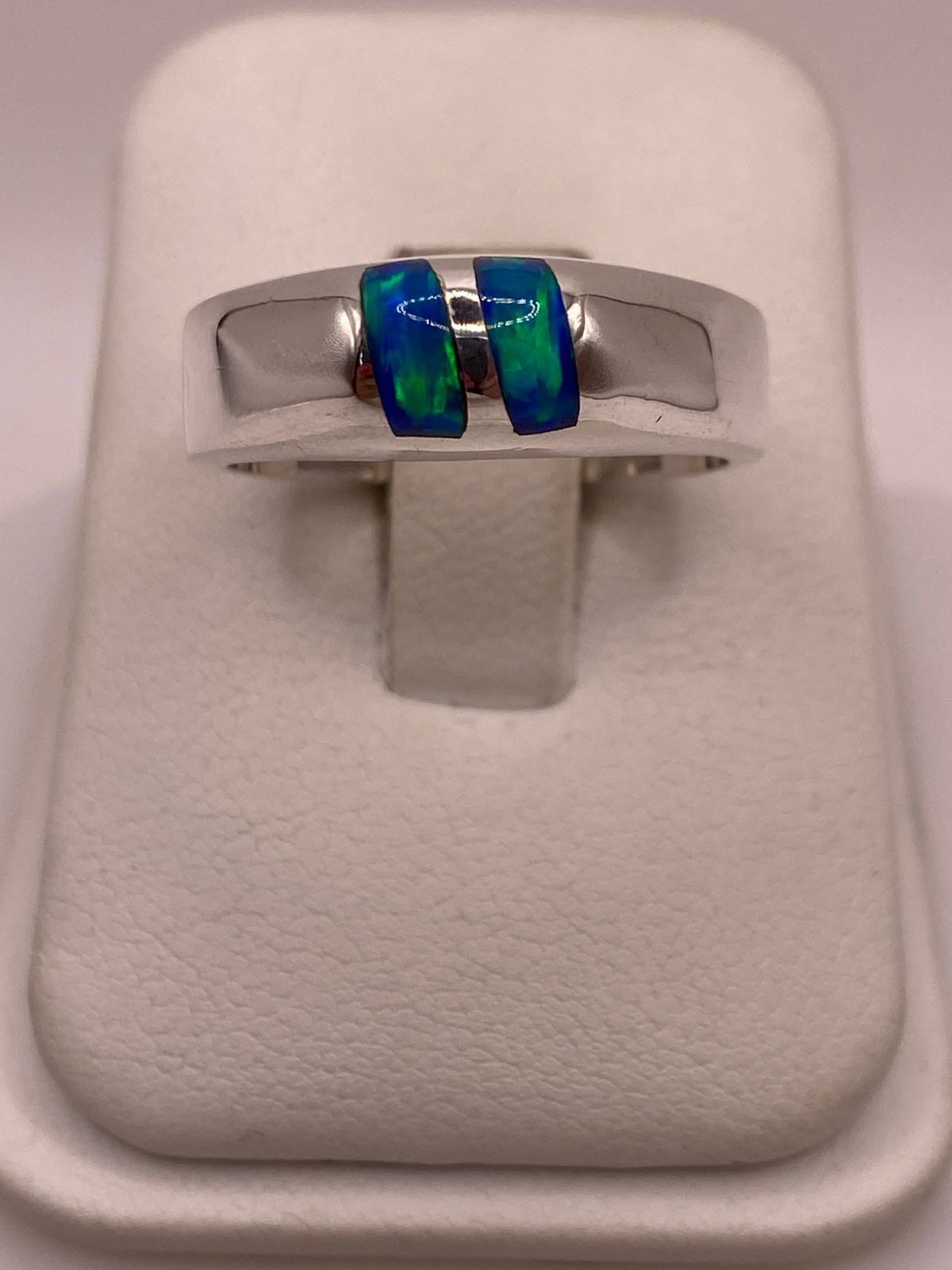 Anillo de Ópalo de Fuego Azul con Destellos Verdes Iridiscentes en Plata Ley .925 — ángulo diagonal