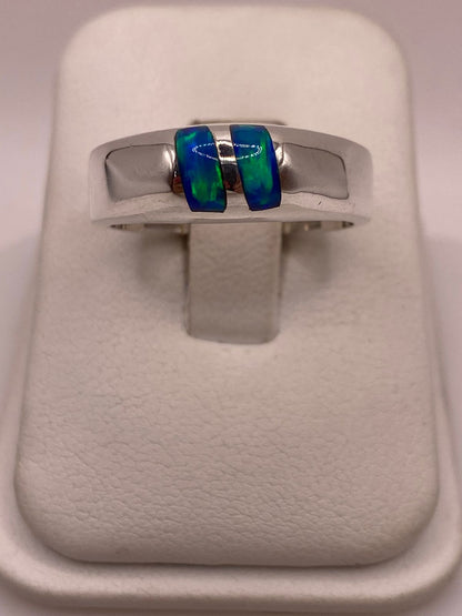 Anillo de Ópalo de Fuego Azul con Destellos Verdes Iridiscentes en Plata Ley .925 — ángulo diagonal