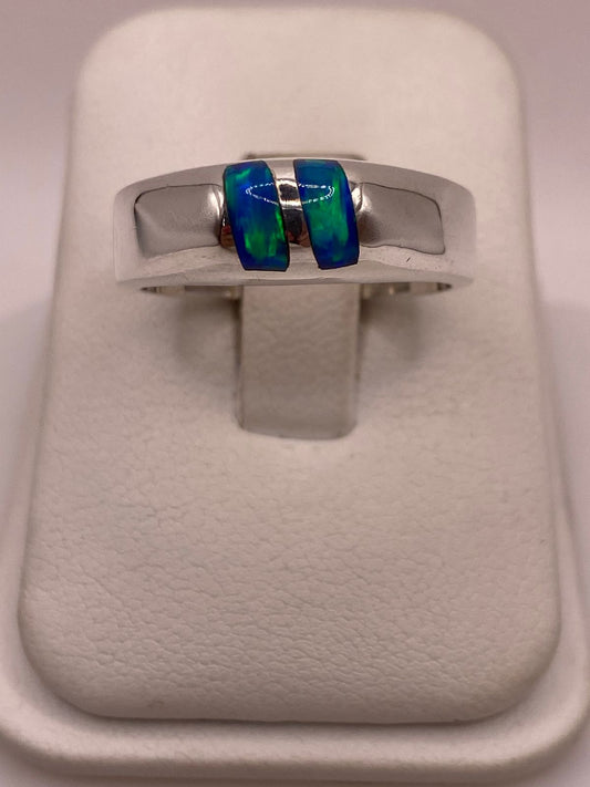 Anillo de Ópalo de Fuego Azul con Destellos Verdes Iridiscentes en Plata Ley .925 — ángulo diagonal