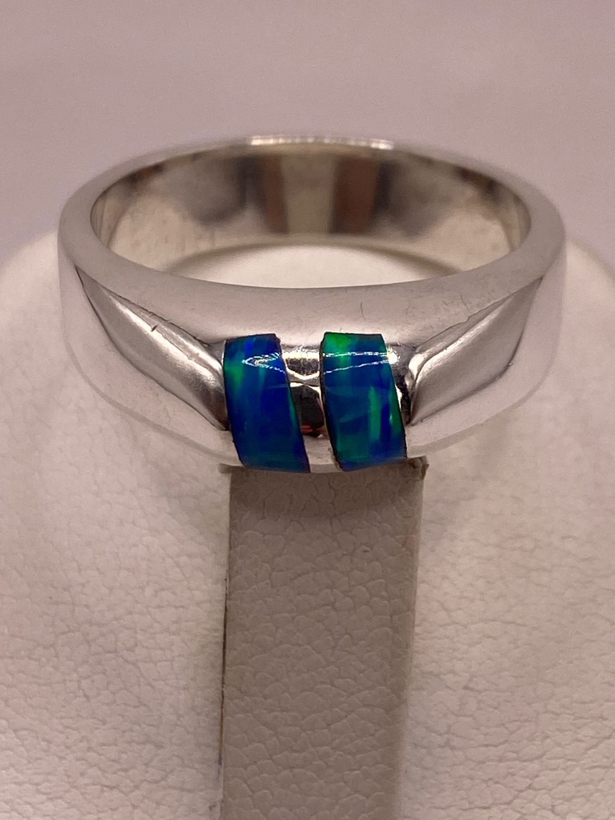 Anillo de Ópalo de Fuego Azul con Destellos Verdes Iridiscentes en Plata Ley .925, sello de autenticidad Plata Ley .925