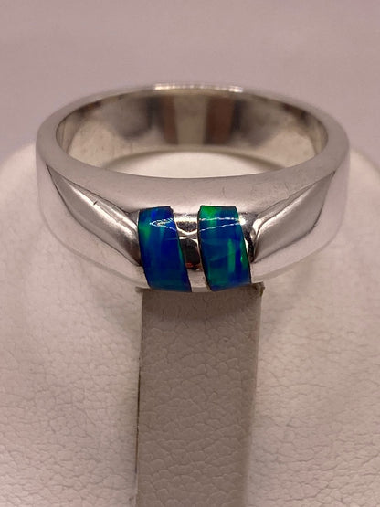 Anillo de Ópalo de Fuego Azul con Destellos Verdes Iridiscentes en Plata Ley .925, sello de autenticidad Plata Ley .925