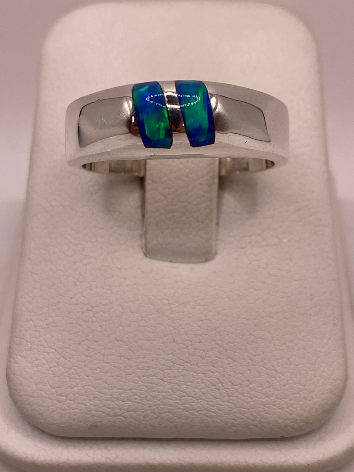 Anillo de Ópalo de Fuego Azul con Destellos Verdes Iridiscentes en Plata Ley .925, vista de detalle