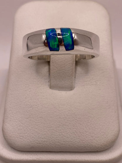 Anillo de Ópalo de Fuego Azul con Destellos Verdes Iridiscentes en Plata Ley .925, vista de detalle