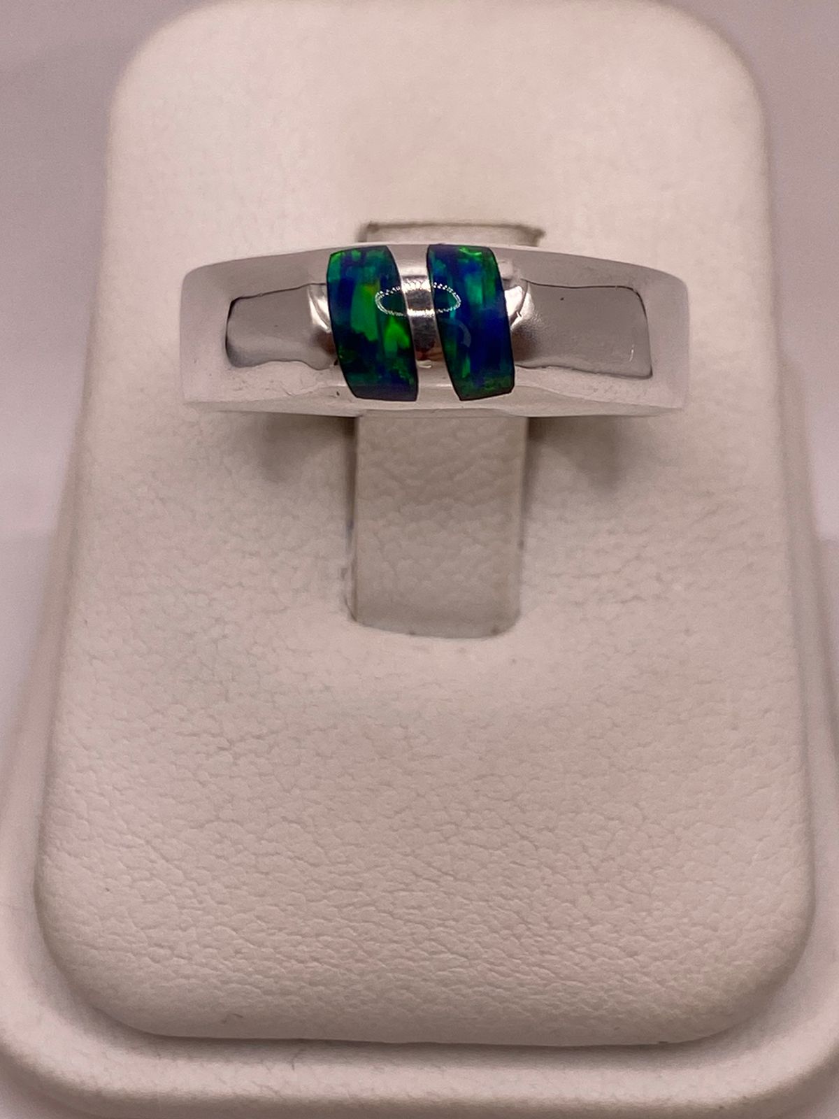 Anillo de Ópalo de Fuego Azul con Destellos Verdes en Plata Ley .925 en báscula mostrando peso