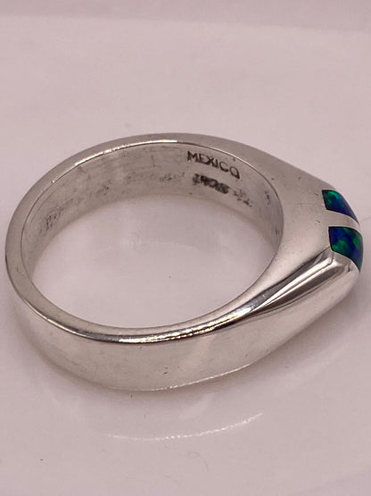 Anillo de Ópalo de Fuego Azul con Destellos Verdes en Plata Ley .925, sello de autenticidad Plata Ley .925