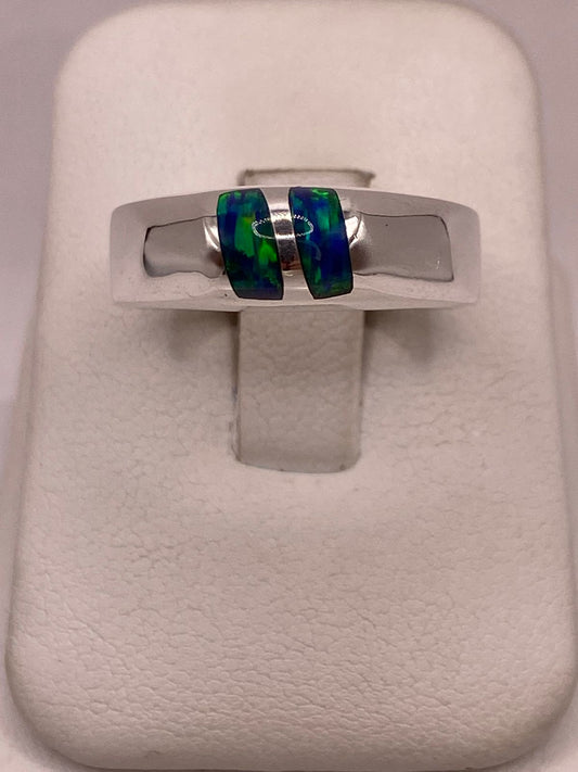 Anillo de Ópalo de Fuego Azul con Destellos Verdes en Plata Ley .925, vista frontal