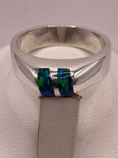 Anillo de Ópalo de Fuego Azul con Destellos Verdes en Plata Ley .925, vista superior