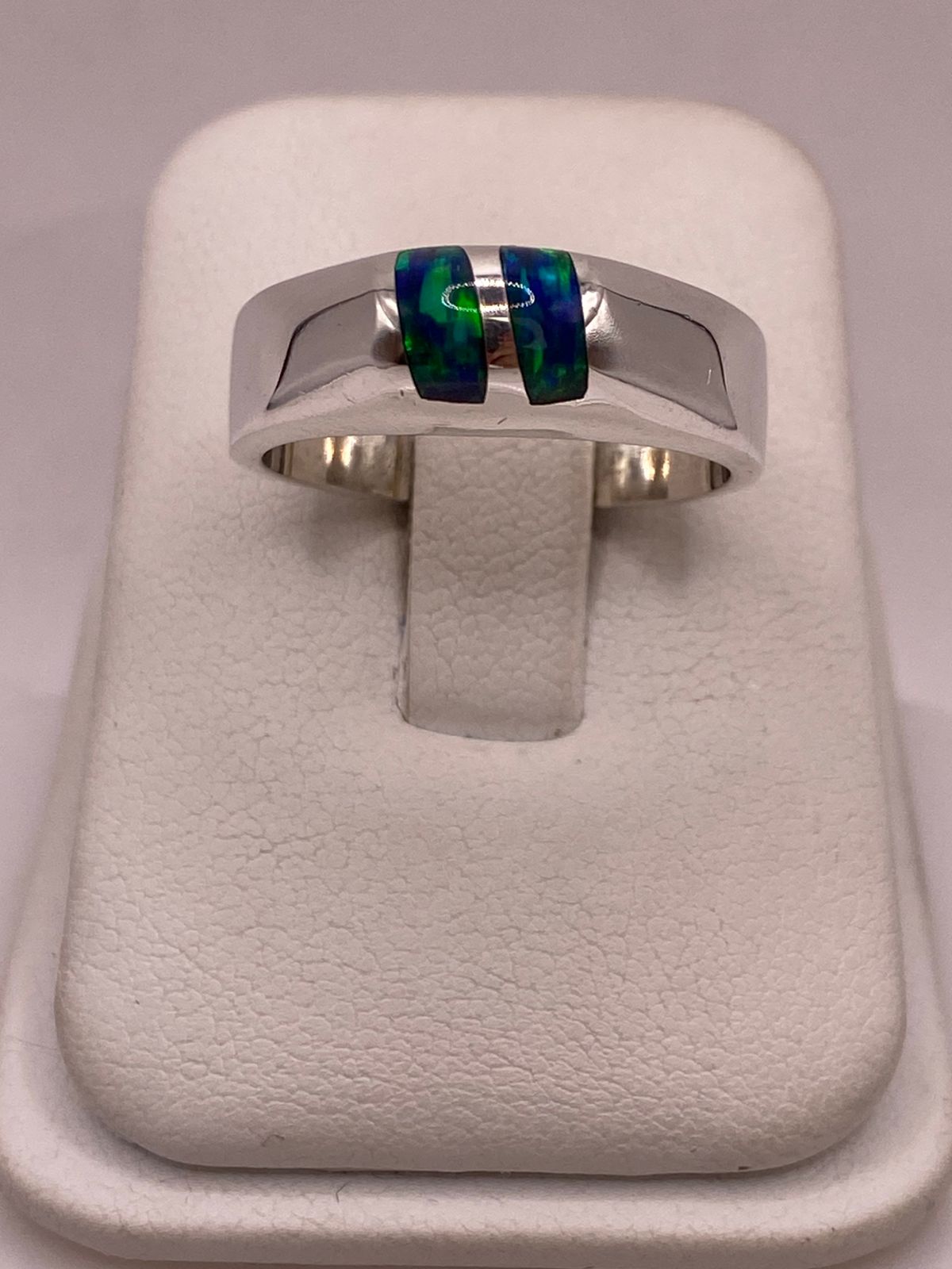 Anillo de Ópalo de Fuego Azul con Destellos Verdes en Plata Ley .925, vista de detalle