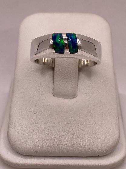 Anillo de Ópalo de Fuego Azul con Destellos Verdes en Plata Ley .925, vista de detalle