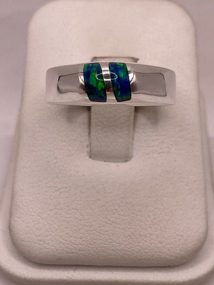 Anillo de Ópalo de Fuego Azul con Destellos Verdes en Plata Ley .925 en báscula mostrando peso