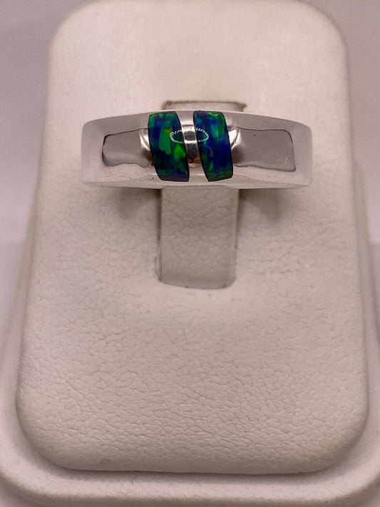 Anillo de Ópalo de Fuego Azul con Destellos Verdes en Plata Ley .925 en báscula mostrando peso