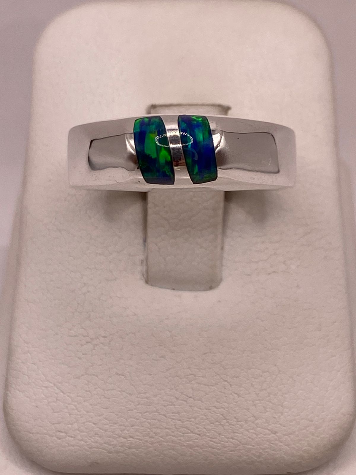 Anillo de Ópalo de Fuego Azul con Destellos Verdes en Plata Ley .925, vista de detalle
