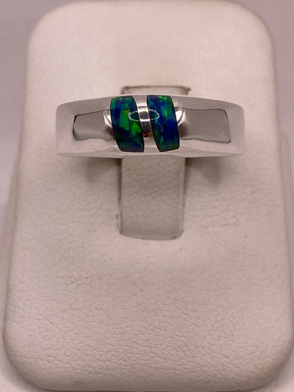Anillo de Ópalo de Fuego Azul con Destellos Verdes en Plata Ley .925, vista de detalle