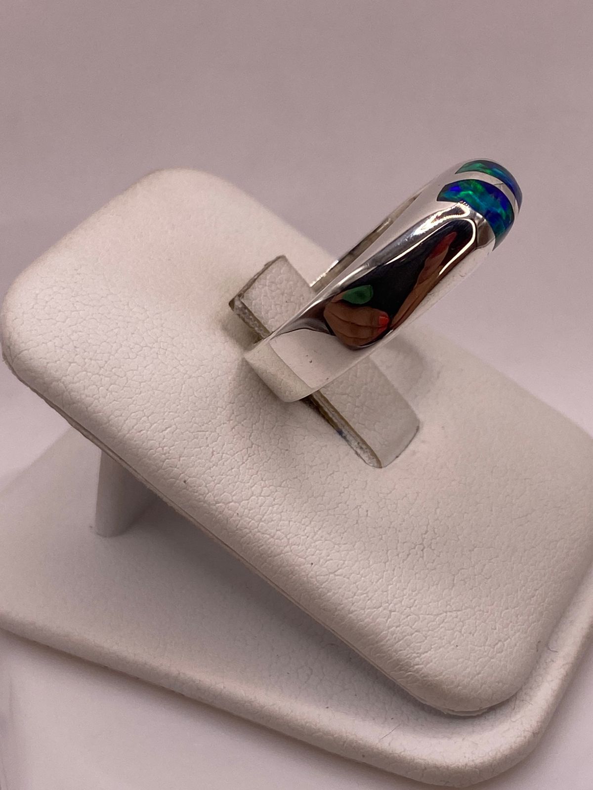 Anillo de Ópalo de Fuego Azul con Destellos Verdes en Plata Ley .925, vista lateral