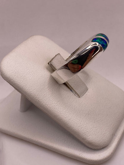 Anillo de Ópalo de Fuego Azul con Destellos Verdes en Plata Ley .925, vista lateral